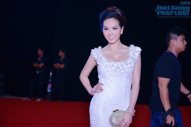 Hoa hậu Thu Hoài lần đầu lái xế mới tậu đi sự kiện